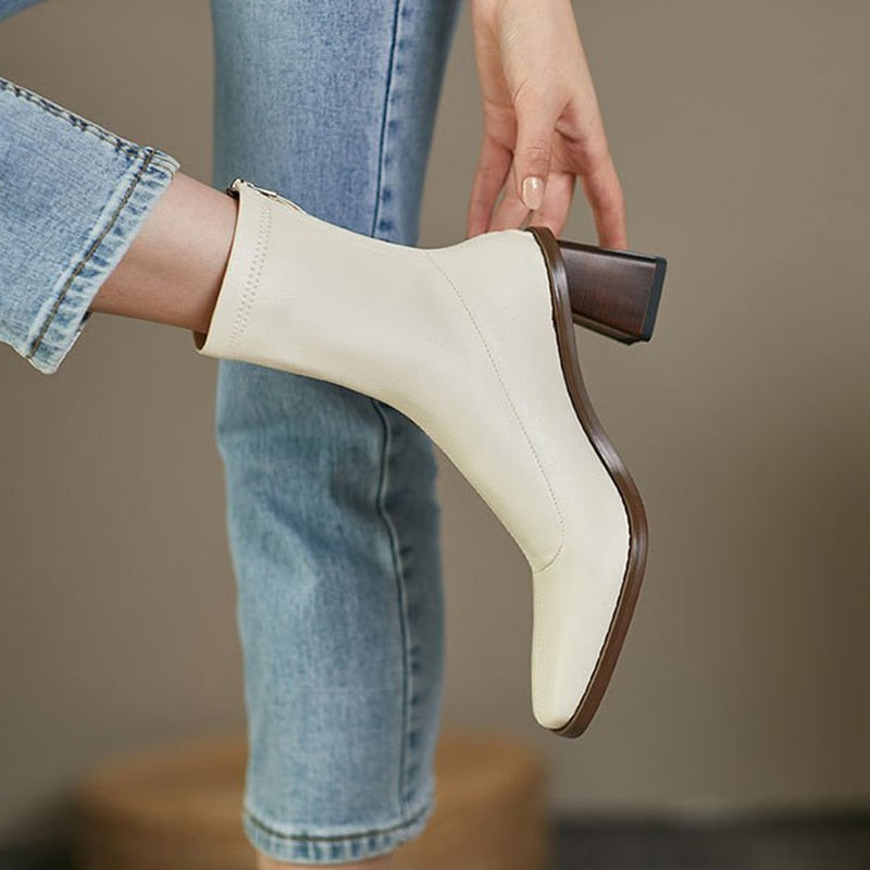 Salter מגפי דמוי Nude עם עקב