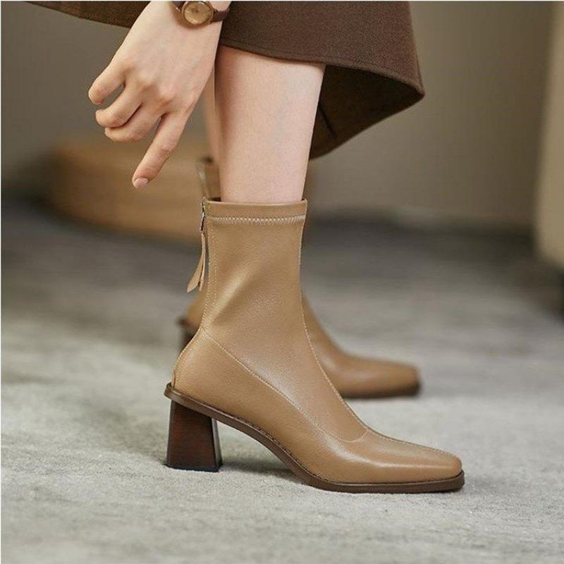 Salter מגפי דמוי Nude עם עקב