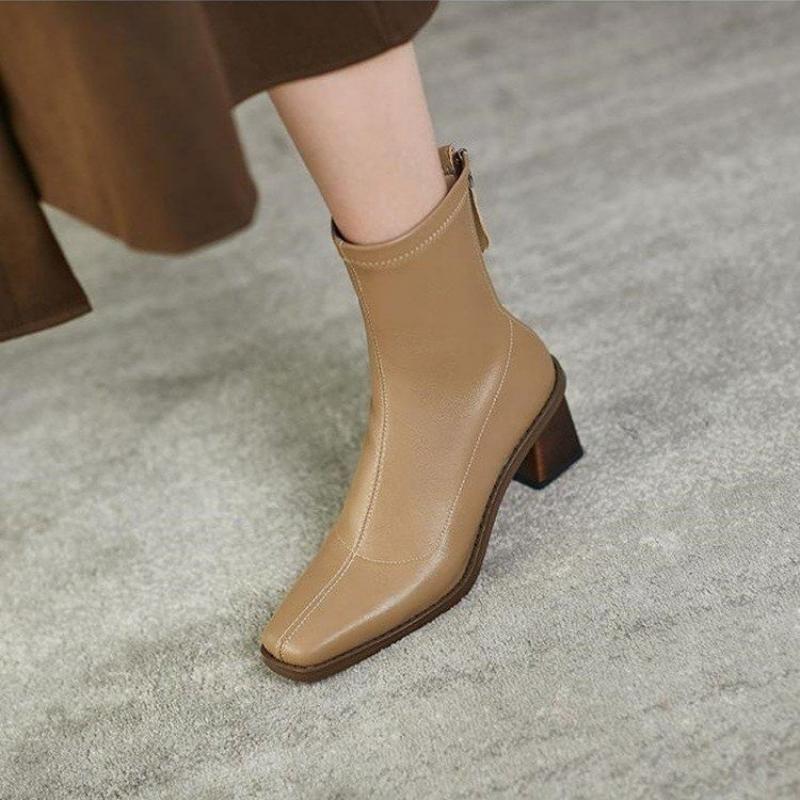 Salter מגפי דמוי Nude עם עקב