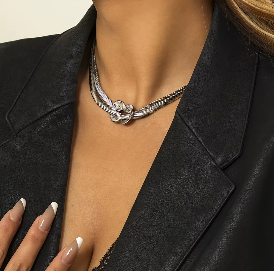 Enya שרשרת צ׳וקר בעיצוב קשר גלי