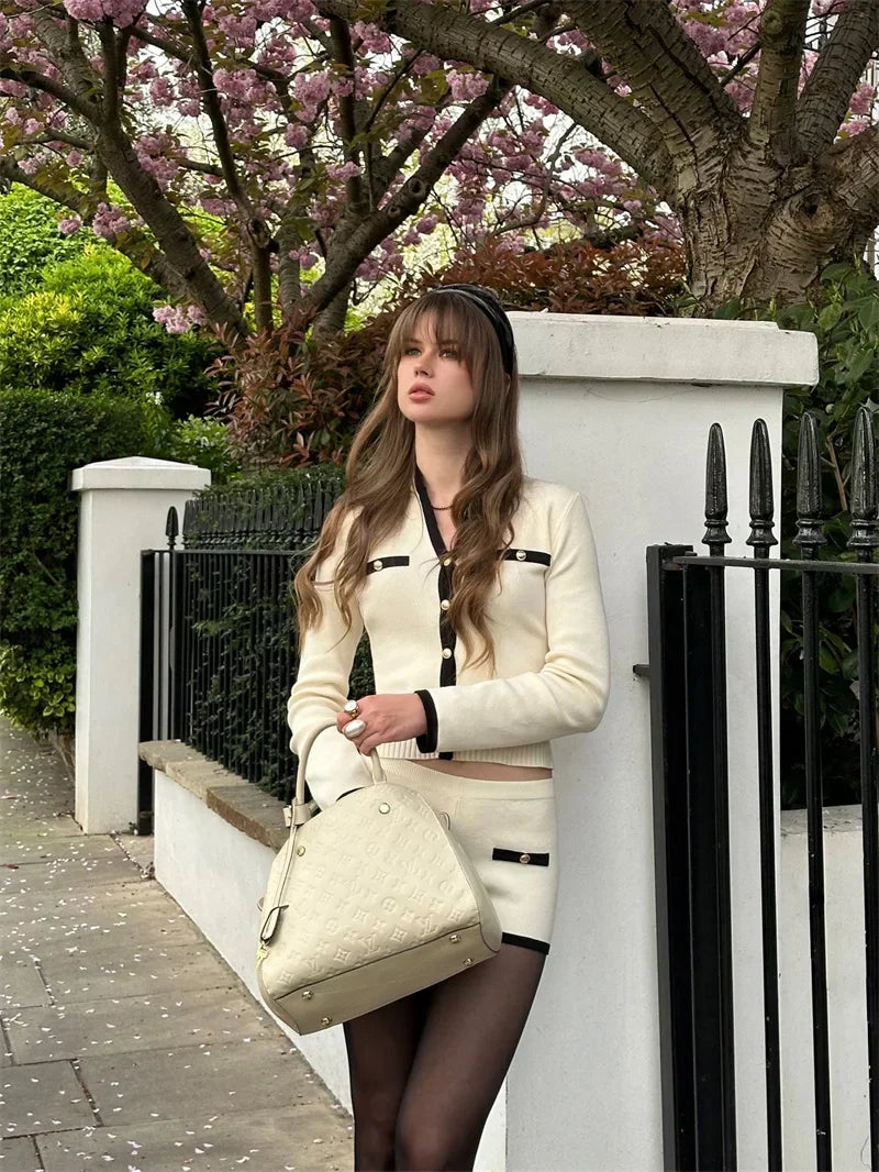 חליפת שני חלקים סרוגה בעיצוב קלאסי מחויט סריג וPants קצרים - אלנה